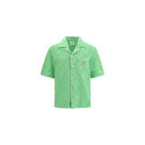 Camisa de manga corta Casablanca de tejido tipo toalla en color verde, con cuello camisero, cierre frontal de botones, bolsillo en el pecho con parche bordado y ribetes blancos en cuello, bolsillo y mangas.