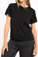 Remera negra con pequeños brillos, corte holgado y mangas cortas.