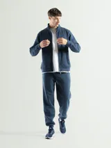 Campera polar negra con cierre frontal y bolsillos laterales.