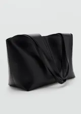 Bolso tipo hobo color negro, confeccionado en poliuretano con textura granulada, asa de hombro integrada y diseño amplio y flexible.
