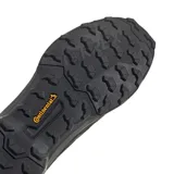 Championes de senderismo Adidas Terrex AX4 GORE-TEX, color negro. Cuentan con membrana GORE-TEX impermeable y suela de caucho Continental para mayor agarre.