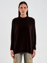Sweater de punto color marrón oscuro, de calce amplio y holgado, con cuello redondo y mangas largas.
