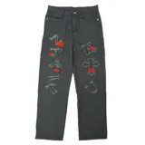 Pantalón gris con letras y rosas bordadas.