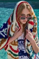 Cárdigan de lana tejido a mano con diseño multicolor, calce holgado, cuello a la base y puños.