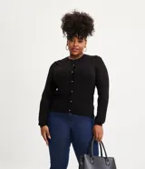 Cárdigan negro de punto con botonadura delantera, cuello redondo y puños ajustados.