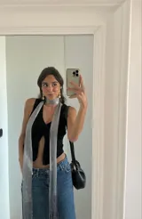 Corbatín plateado con flecos.