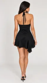 Vestido corto negro de tirantes con escote en V y detalles de encaje en los bordes. Presenta un diseño ajustado en el torso con falda fluida asimétrica.
