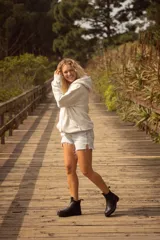 Bota negra de cuero con caña media, forro de cuero, plantilla de cuero con espuma confort y suela de 3 cm de altura.