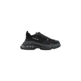 Championes Balenciaga modelo Triple S, de diseño chunky en color negro con suela gruesa esculpida y el nombre de la marca bordado en el lateral.