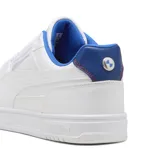Championes Puma modelo Caven III en colaboración con BMW Motorsport. Diseño urbano de corte bajo en color blanco, con detalles en azul y rojo en el talón y la lengüeta. Presenta perforaciones en la puntera para mayor ventilación y el logo de BMW Motorsport en el lateral.
