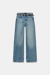 Jeans de tiro alto color azul claro, con cinco bolsillos y pernera recta que se estrecha hacia el tobillo. Incluye un cinturón negro con detalles metálicos. Cierre frontal con cremallera y botón.