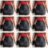 Minifalda negra de cuero sintético con cierre metálico frontal y paneles verticales.