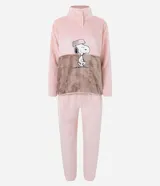 Conjunto de pijama de dos piezas confeccionado en plush suave. La parte superior es un buzo de manga larga con cuello alto y cierre de botones, con un panel frontal en color contrastante y estampado de Snoopy. El pantalón es de corte recto y cintura elástica.