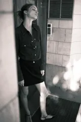 Pollera corta negra de corte evasé, confeccionada en pana con textura acanalada. Presenta cierre y botón frontal.