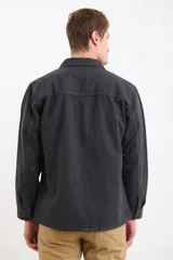Sobrecamisa gris oscuro de manga larga, con cuello clásico, cierre frontal con botones y dos bolsillos de parche en el pecho.