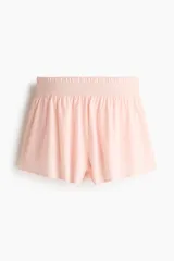 Pantalón corto de deporte de doble capa, color rosado, con corte estándar, cintura elástica fruncida y mallas interiores.