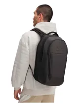 Mochila Under Armour de diseño ergonómico y moderno, fabricada con tecnología UA Storm resistente al agua. Cuenta con correas UA Suspension para distribución de peso, panel trasero acolchado y ventilado, compartimento para laptop de hasta 16 pulgadas, bolsillo para calzado o ropa, y bolsillos laterales para botellas. Diseño expandible con múltiples compartimentos frontales.