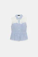 Blusa sin mangas con estampado de cuadros vichy en color azul y blanco, con cuello camisero y detalle de encaje floral en la parte superior delantera y trasera. Presenta cierre frontal con botones y un ligero volante en el ruedo.