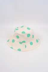 Gorro tipo bucket color crema con estampado de lunares en color verde menta.