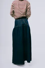 Falda larga de denim blanco, corte evasé con costuras pespunteadas a contraste y diseño de tiro medio con bolsillos clásicos.