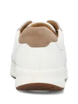 Championes casuales Hush Puppies modelo Spinal Mesh, color blanco con detalles en marrón claro en la parte trasera. Confeccionados en cuero con inserciones de tejido de malla transpirable, cordones tono sobre tono y suela de EVA con base de goma.