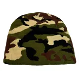 Gorro de lana con estampado de camuflaje en tonos verde, marrón, beige y negro.