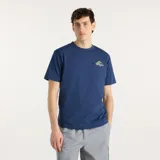 Remera New Balance de hombre, color azul, de manga corta y cuello redondo. Cuenta con un pequeño estampado gráfico a la altura del pecho en el lado izquierdo.
