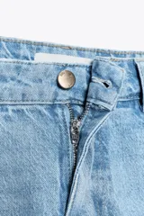 Jeans culotte de tiro alto color celeste, con corte wide leg y largo cropped. Incluye cinturón marrón de cuero.