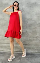 Vestido corto rojo de satén con breteles finos que se atan en los hombros y falda con volados.