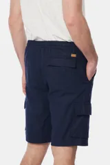Bermuda cargo azul marino con bolsillos laterales en las piernas y diseño clásico.
