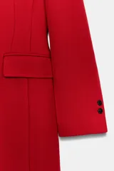 Abrigo entallado de Zara Woman Collection confeccionado en mezcla de lana, con cuello de solapa, manga larga con hombreras, falsos bolsillos de solapa y cierre frontal con botones.