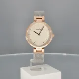 Reloj análogo Jacques Lemans de la línea Milano para dama, con caja de acero en tono oro rosado y esfera color champagne. Posee un brazalete de malla milanesa en tono plateado y corona lateral.