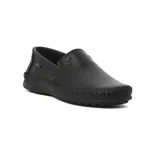 Zapato tipo mocasín o náutico de cuero negro, con costura artesanal visible alrededor de la puntera y suela de goma texturizada.