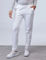 Pantalón jogger color beige de algodón con pretina elastizada.