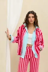 Campera de denim con diseño de rayas verticales en tonos rojo y rosado, cuello clásico, cierre frontal con botones metálicos y bolsillos appliqued en el frente.
