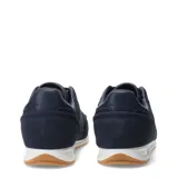 Championes urbanos Umbro modelo Omni, color azul marino con logo lateral en blanco y suela de goma color caramelo.