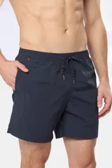 Short de baño liso color azul marino, con cintura elástica y cordón regulable. Posee bolsillos laterales y suspensor de malla fina interior.