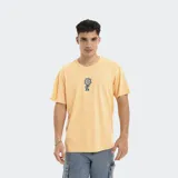 Remera de corte oversize color naranja, con cuello redondo y estampa pequeña centrada en el pecho.