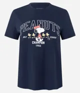 Remera de algodón color azul marino con cuello redondo y mangas cortas. Presenta un estampado frontal con el personaje Snoopy jugando al golf y la inscripción Peanuts Golf Champion 1986.
