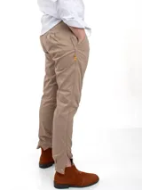 Pantalón de vestir azul marino, de corte recto, con bolsillos laterales y traseros. Se ajusta a la cintura con cinturón de cuero marrón.