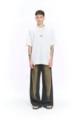 Remera blanca de algodón con cuello redondo y mangas cortas. Estampado frontal con la palabra "BESTIA" en color negro.