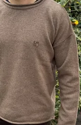 Sweater azul marino de lana con cuello redondo y logo bordado en rojo en el pecho. Corte holgado.