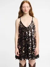 Vestido corto de lentejuelas color rojo y fucsia, con tirantes finos.