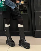 Bota de caña media de cuero negro con plataforma track y múltiples hebillas metálicas.