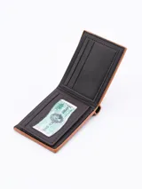 Billetera plegable color marrón, con costuras en contraste de color claro.