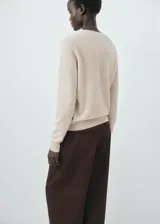 Jersey de punto fino confeccionado en 100% cachemira, con cuello redondo, manga larga y diseño recto.