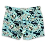 Short de baño con estampado abstracto en tonos celestes y azules. Cuenta con pretina fija, hebillas metálicas laterales para ajuste, cierre frontal con botón a presión y tres bolsillos.