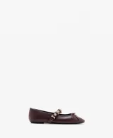Zapato chatita de cuero sintético color marrón, con punta cuadrada, cordones decorativos en la capellada y una tira en el empeine adornada con tachas y argollas doradas.