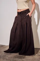 Pantalón wide leg marrón de tiro alto, confeccionado en mezcla de viscosa y lino, con pinzas delanteras y bolsillos laterales.