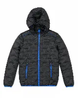 Campera puffer negra con capucha integrada, confeccionada en nylon con textura termosellada. Presenta cierre frontal y bolsillos laterales con cremalleras en color azul vibrante, que contrastan con el tono oscuro de la prenda.